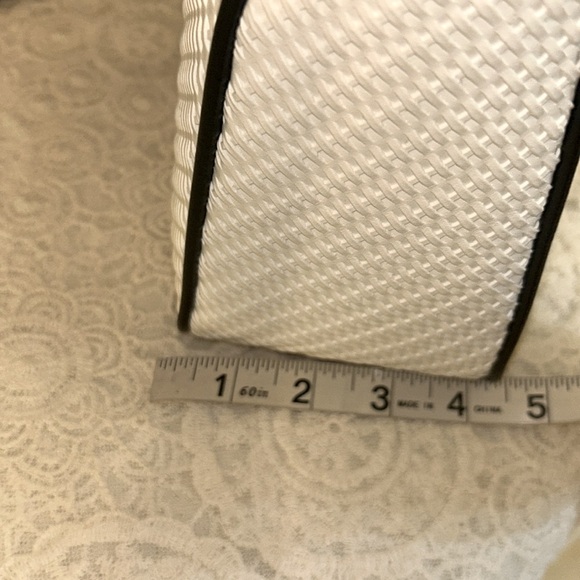 🎊HOST PICK🎉Stylish Karl Lagerfeld Paris Bag - Picture 12 of 17